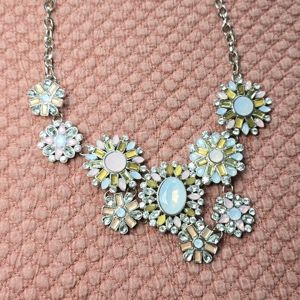 Stella & Dot Elegant Floral Statement Necklace - Picture 2 of 9